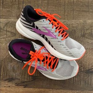 EUC BROOKS LAUNCH 6 SZ. 8